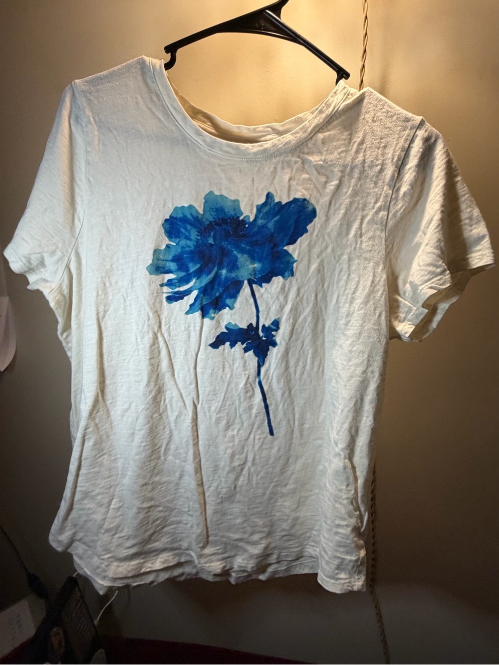 White Women's Floral Graphic Tee with Blue Bloom old navy size large